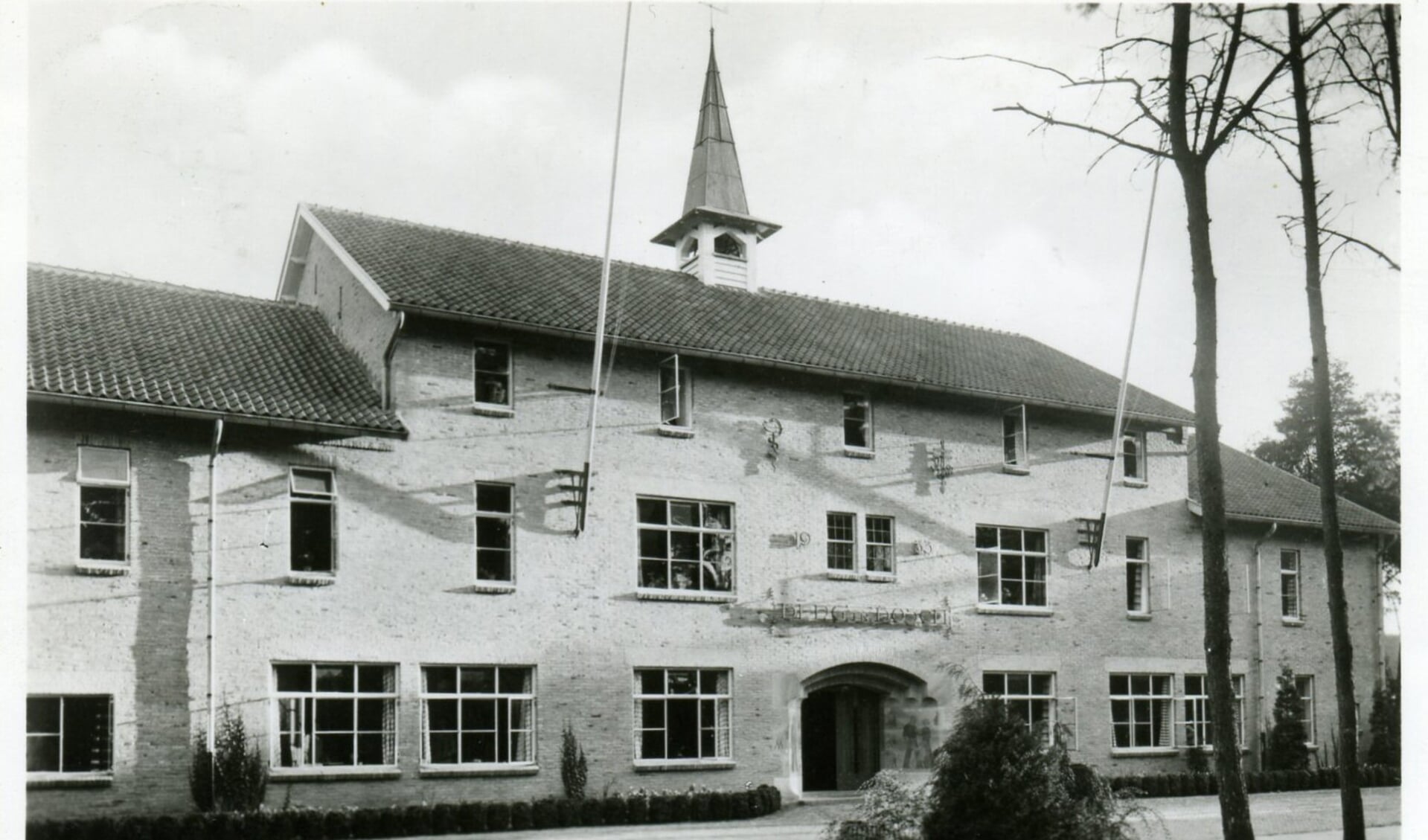 De locatie van Berg en Bosch ademt historie: de historie van het voormalige sanatorium dat hier in 1933 werd gevestigd. Enkele gebouwen herinneren nog aan die vroegere functie. Architecten van naam en faam richtten het terrein in, in de stijl van de toen populaire Delftse School. 