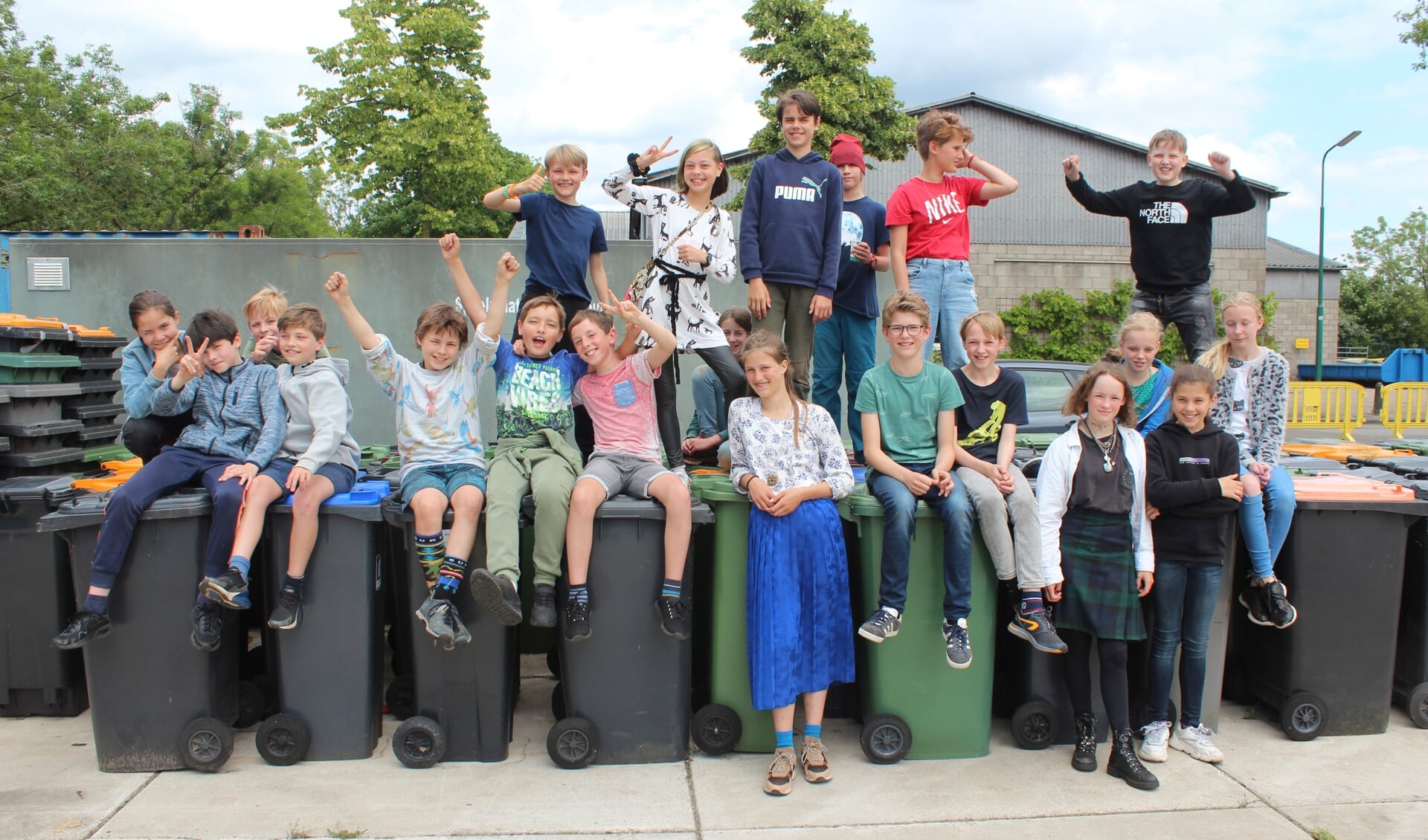 Feline met leerlingen van Basisschool Het Zonnewiel uit De Bilt tijdens de Zwerfafval Challenge in juni 2022.