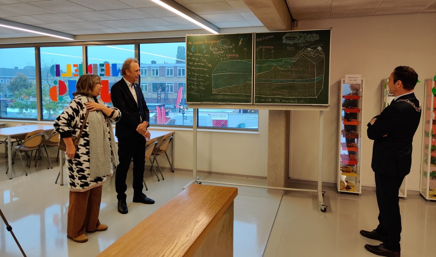 Burgemeester Sjoerd Potters en verduurzamingsdeskundige Hugo von Meijenveldt (Bilthoven) laten zich bijpraten door Wereldwijsdirecteur Annemarie Hoornsman. 