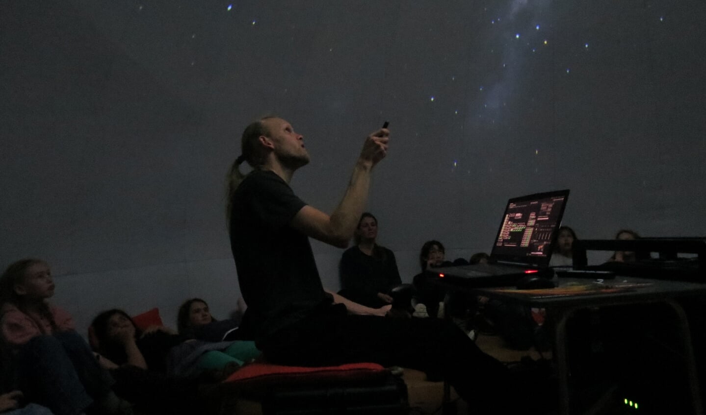 Sterrenkundige Joris Hanse gaf in een opblaasplanetarium in de Centrumkerk een verhandeling over het universum aan leerlingen van de Montessorischool. 