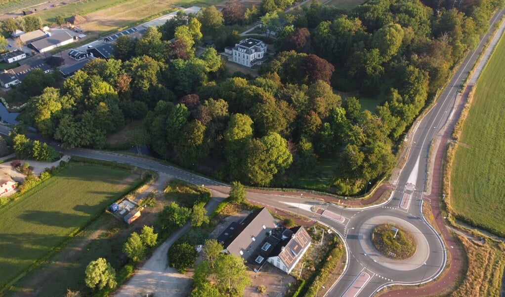 De spoorweg en een autobaan van 20ste eeuwse makelij zijn goed zichtbaar. In het noorden en zuiden de forensendorpen Hollandsche Rading en Groenekan.