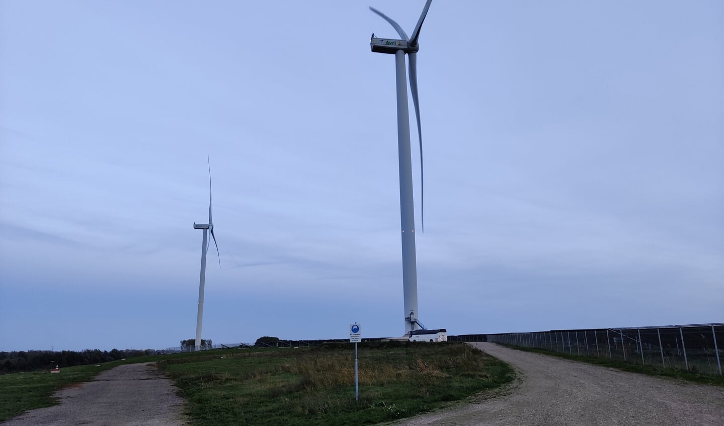 De tiphoogte van de windturbine - bij de bus - waar de uitleg wordt gegeven is 185 meter.