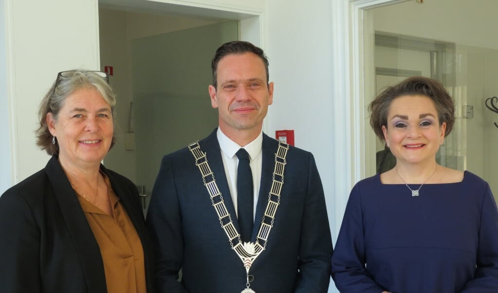 De burgemeester van Heemstede Astrid Nienhuis, burgemeester Sjoerd Potters en staatssecretaris Alexandra van Huffelen.