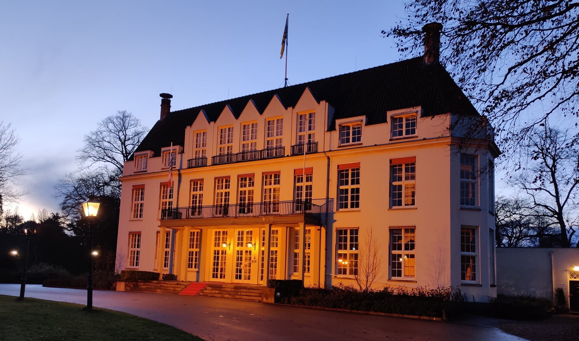 Gemeentehuis Jagtlust kleurde in 2021 van 25 november tot 10 december ’s avonds oranje. 