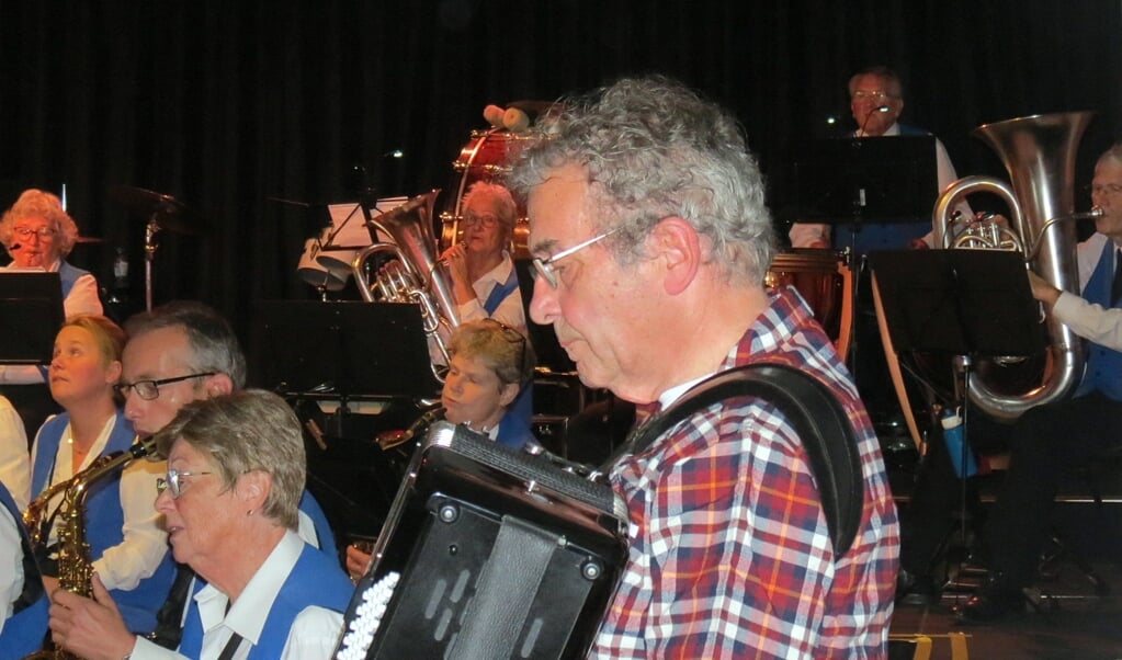 Kunst en Genoegen werd tijdens enkele bijdragen ‘versterkt’ door accordeonist Ebbe Rost van Tonningen. 