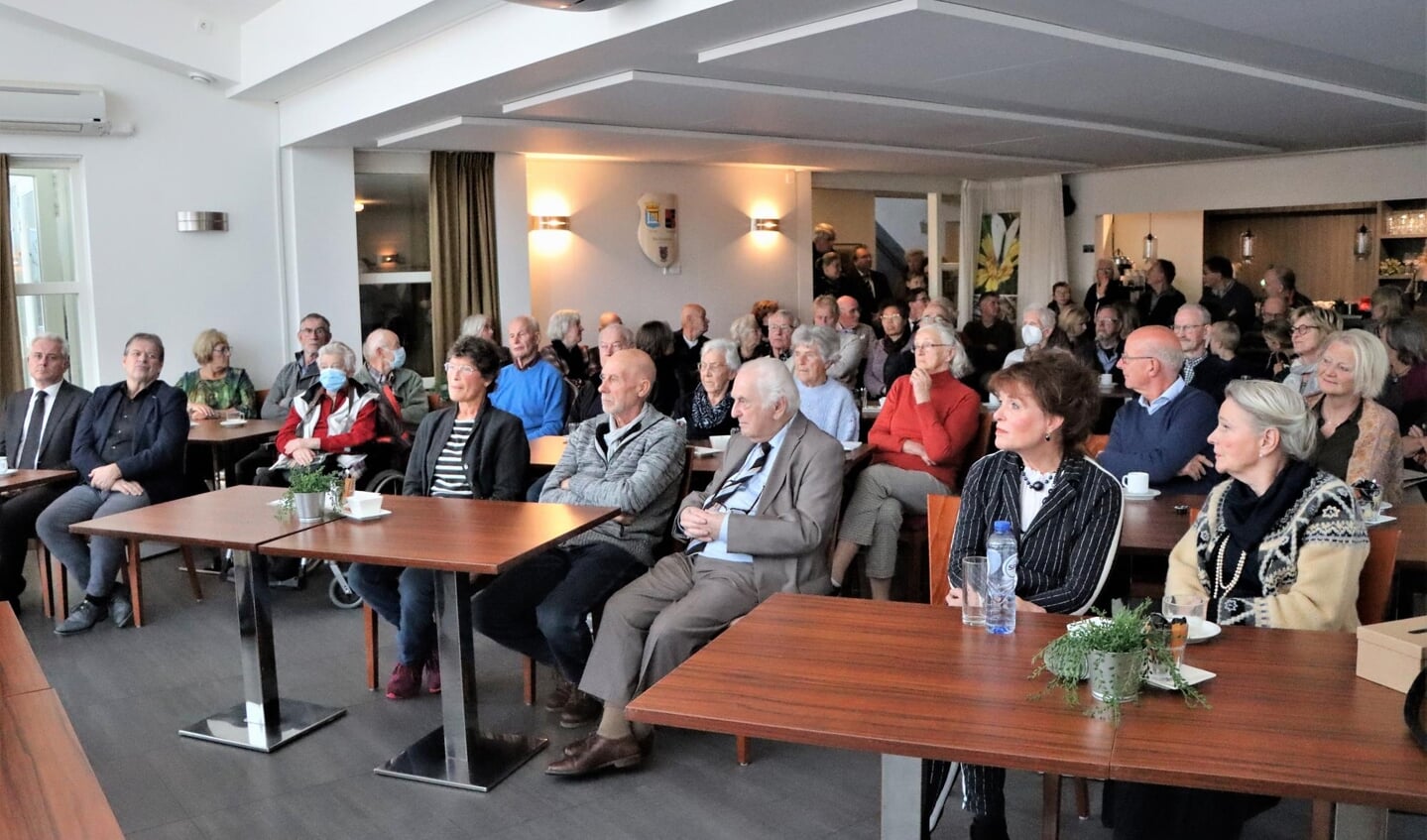 Voorafgaand aan de onthulling was er zeer druk bezochte bijeenkomst in het Dorpshuis in Westbroek. 