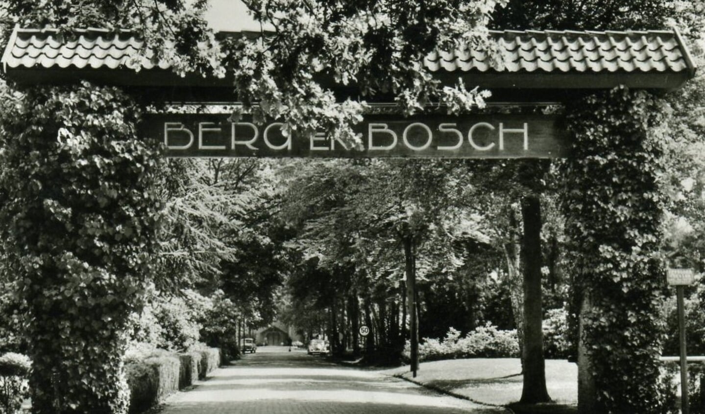 Het afgetakte gedeelte van de Gezichtslaan, waaraan de hoofdingang van het sanatorium Berg en Bosch werd gesitueerd in 1933, werd op verzoek van veel dankbare patiënten in 1960 omgedoopt tot Professor Bronkhorstlaan, naar Professor dr. Willem Bronkhorstdie in april van dat jaar ovrleed..(foto uit de digitale verzameling van Rienk Miedema)