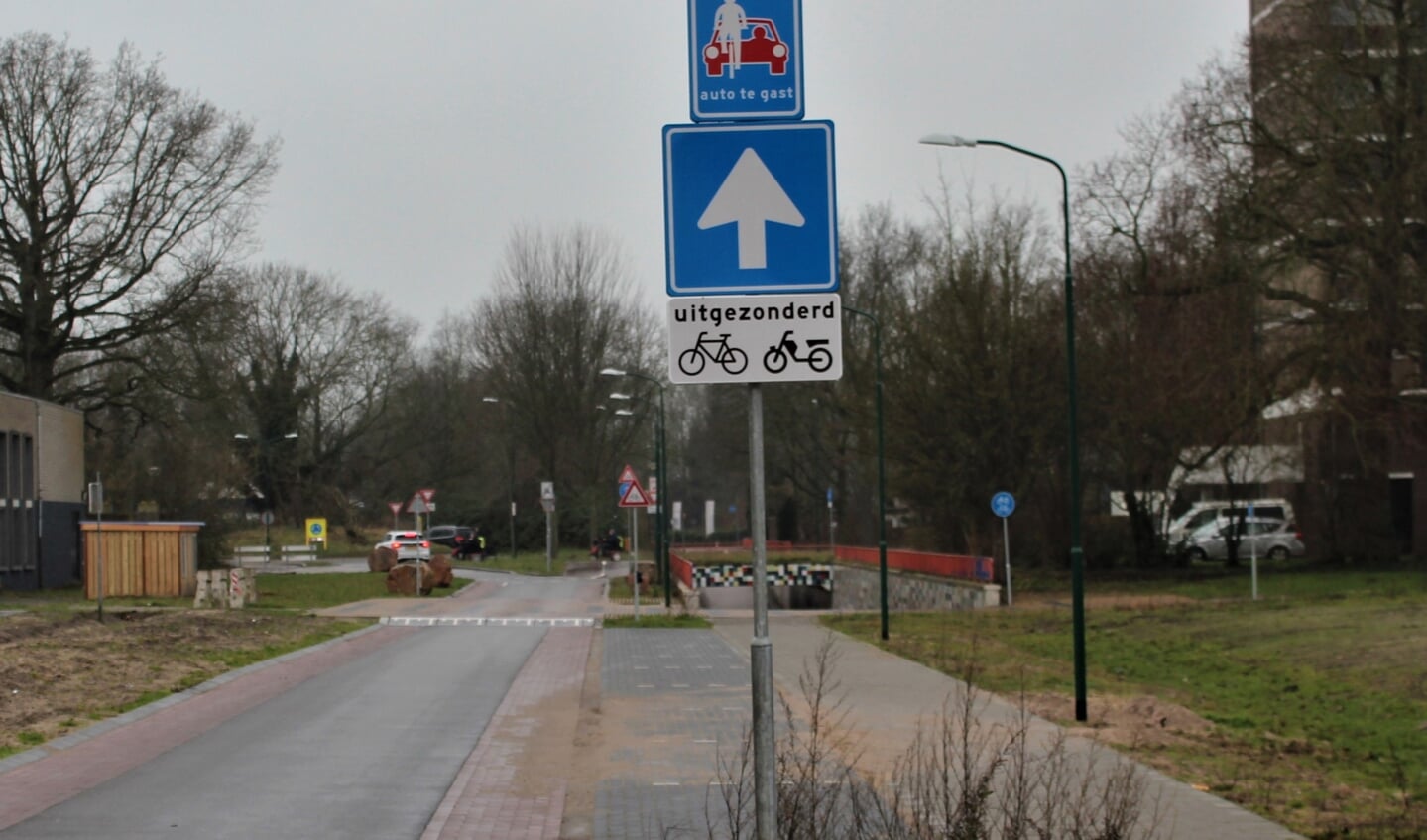 De gemeente beoogt met het invoeren van éénrichtingsverkeer dat ook bromfietsers vanaf de Biltse Rading niet de Asserweg oprijden. Echter mogen er wél brommers door de tunnel vanaf Weltevreden rijden richting Asserweg. 