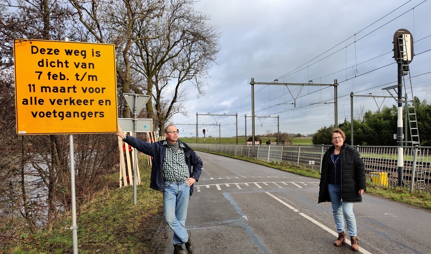 Deze weg is van 7 februari tot en met 11 maart helemaal dicht; ‘Hoe komt men nu met landbouwvoertuigen in het Noorderpark’? vragen Jan van Woudenberg en Tonny Groen zich af.