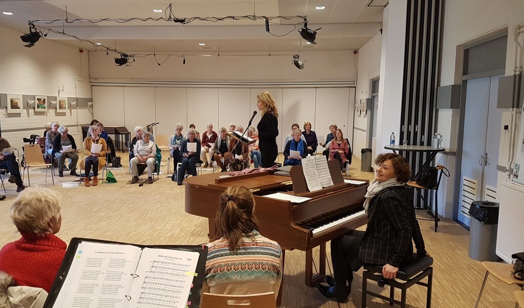 Dirigente Julia Scepanovic en pianiste Ani Avramova tijdens de workshop van AZM.