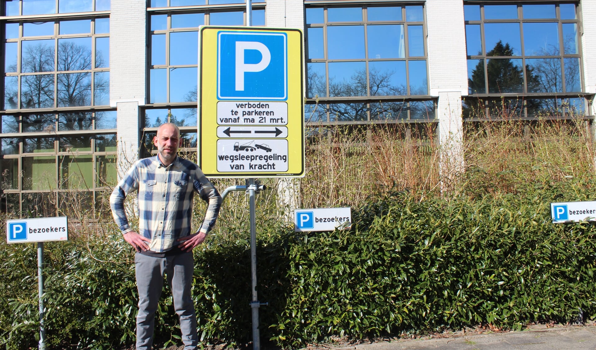 Gemeenteraadslid Erik den Hertog: ‘Voor de deur van het gemeentehuis worden de bestaande parkeervakken vervangen door half-bestrate vakken van olifantsgras’.