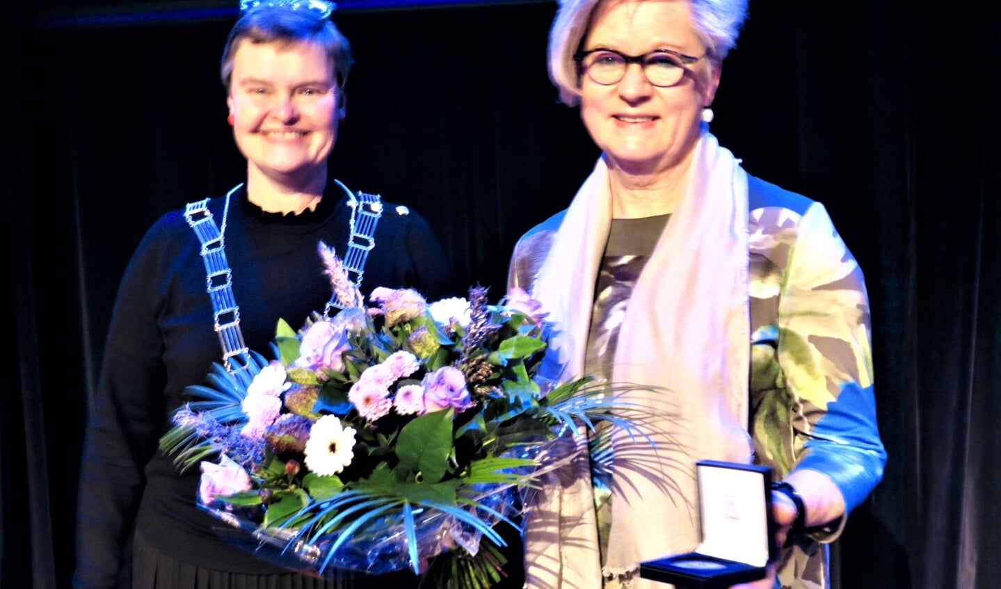 Locoburgemeester Anne Brommersma reikte de Chapeaupenning uit aan Hanneke Eilers.