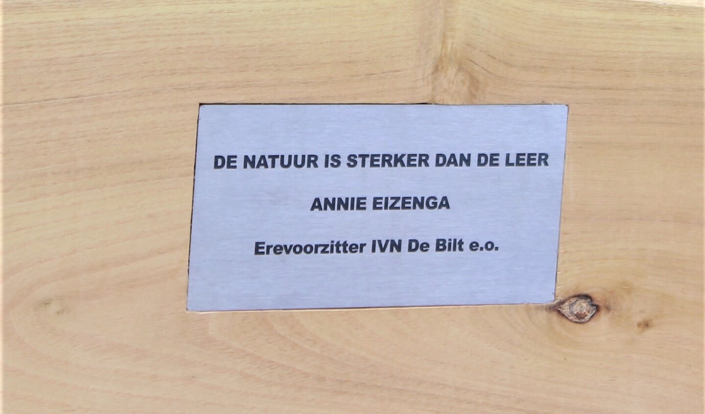 In het bankje is een naambordje aangebracht met een gezegde van Annie Eizinga: ‘De natuur is sterker dan de leer’.