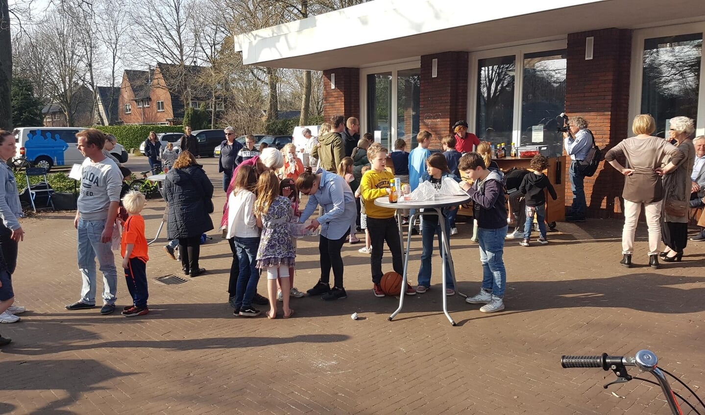 Inwoners van Hollandsche Rading ontmoeten elkaar bij het Dorpshuis.