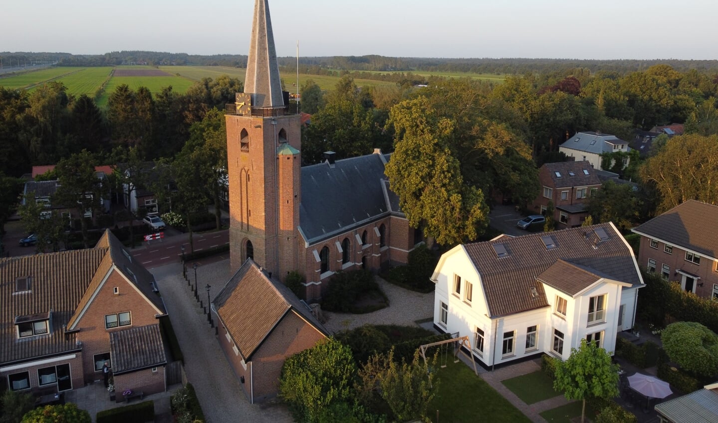 De Maartensdijkse kerk vanuit de lucht gefotografeerd.