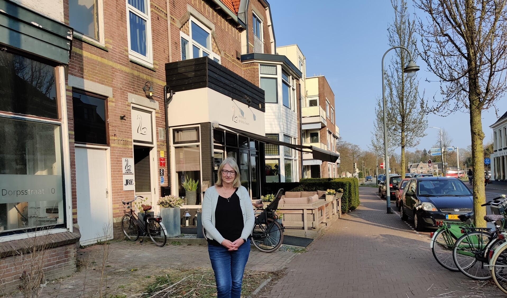 Ellen Drees op de Dorpsstraat vo Steenstraat waar architect Kamperdijk twee grote woningen bouwde. De huizen werden in 1902 verbouwd tot vier woonhuizen. 