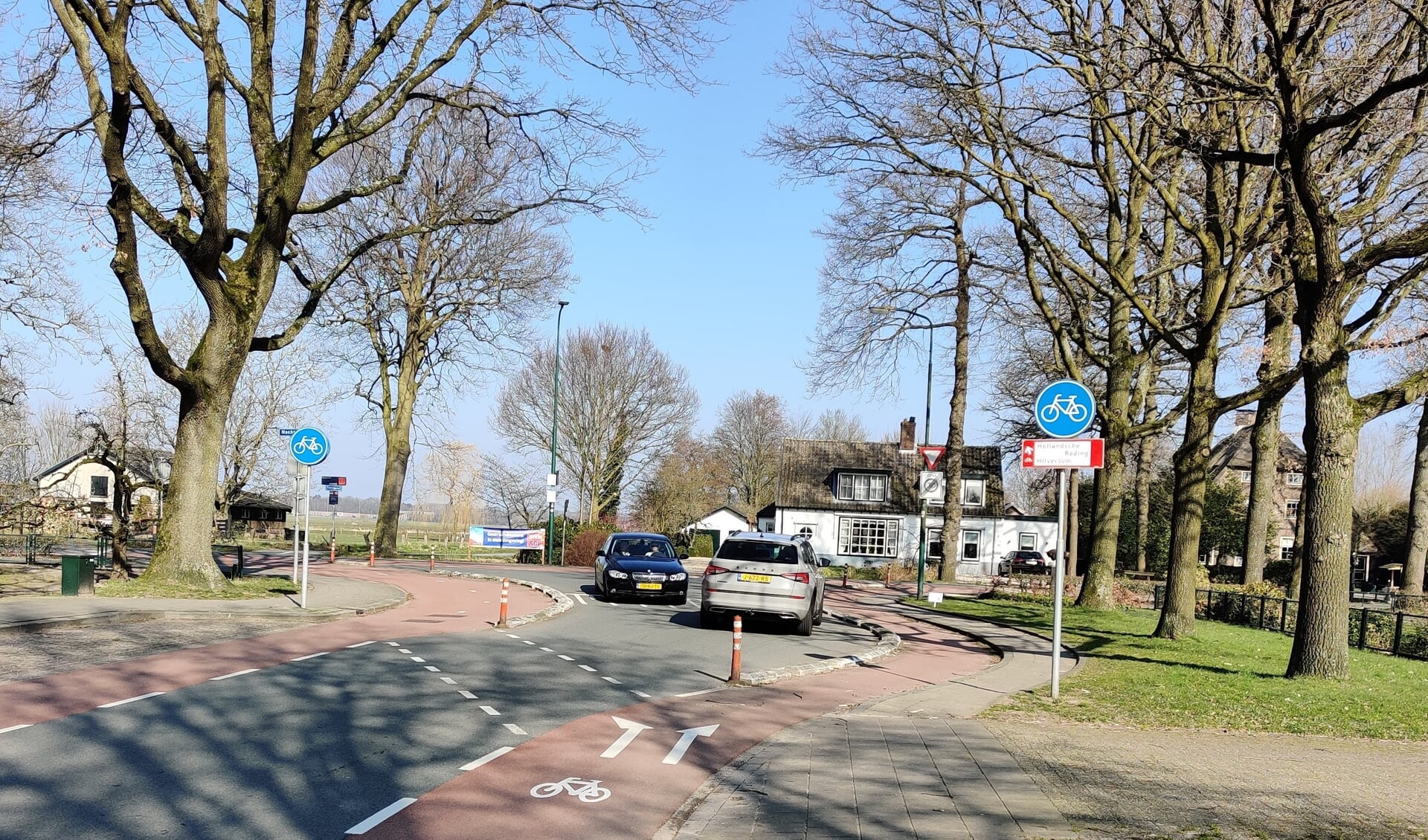 Menig gemeenteraadsfractie vond (ook) al in 2018 het kruispunt Dorpsweg / Nachtegaallaan in Maartensdijk geen succes; het is er onoverzichtelijk, onlogisch, gevaarlijk en het verkeer stroomt niet goed door. Eén gemeentelijke verkiezingsronde verder is er nog niets veranderd.