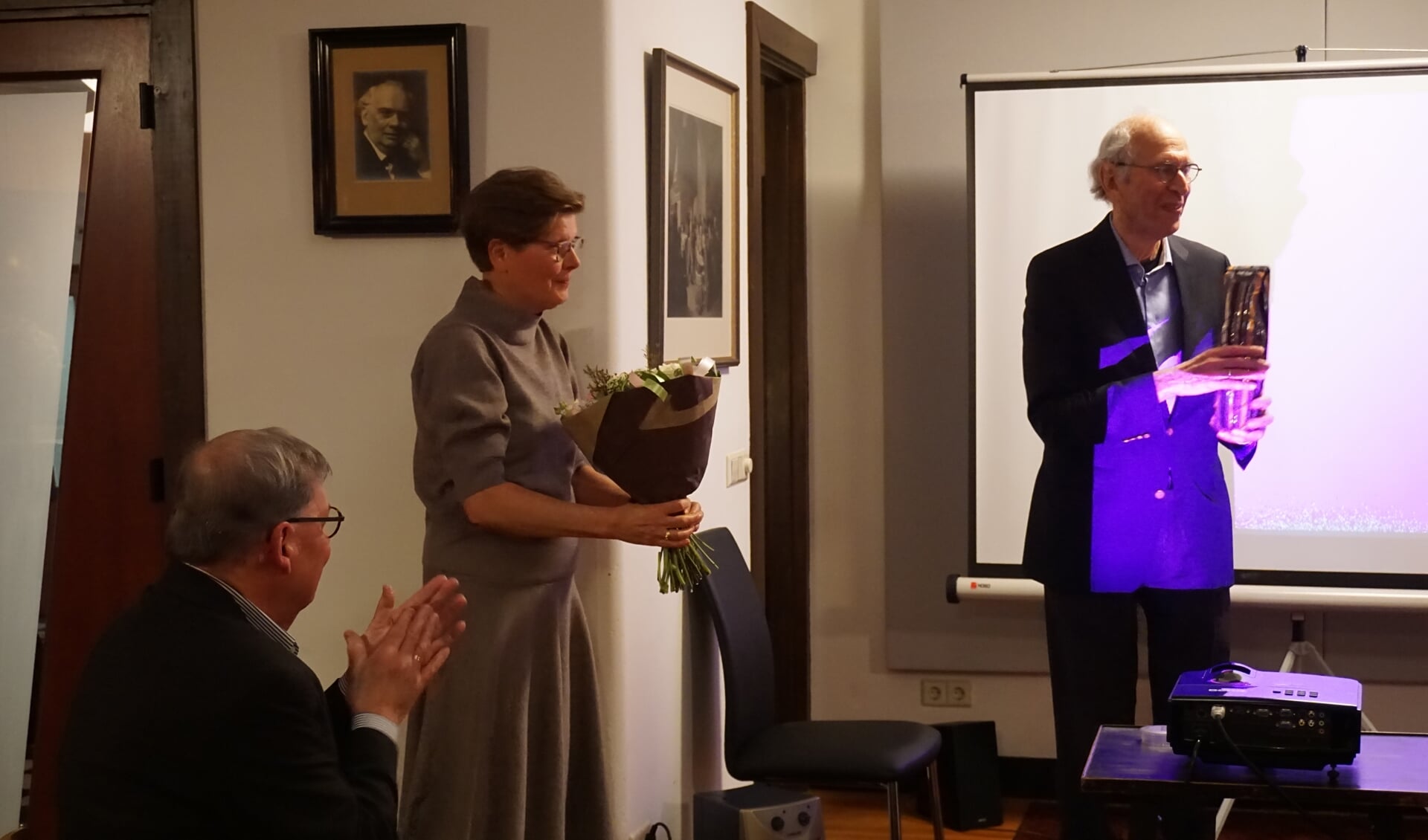 Maartje van Weegen krijgt bloemen van voorzitter Hans Zwarts.