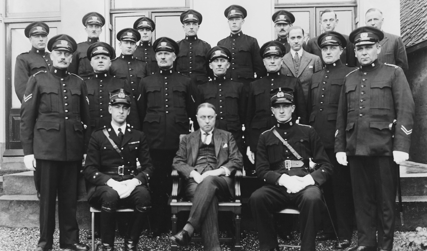 Groepsfoto politiecorps gemeente De Bilt omstreeks 1938. Uiterst links in de middelste rij staat brigadier Van der Haar met zijn karakteristieke snor.   