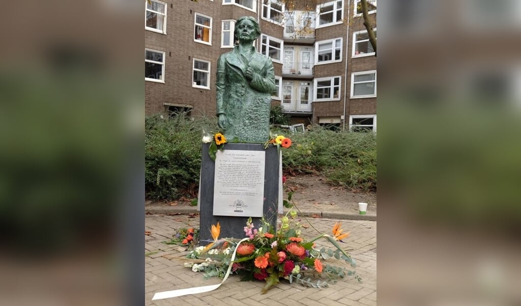 Verzetsvrouw Jacoba van Tongeren is vereeuwigd in een standbeeld in Amsterdam op het pleintje tegenover de Antillenstraat in Amsterdam-West.