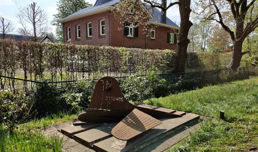 Er is een monument in Groenekan gerealiseerd ter nagedachtenis aan de noodlanding van een Amerikaanse B-17 bommenwerper op 28 mei 1944; 70 jaar na dato, op 28 mei 2014.