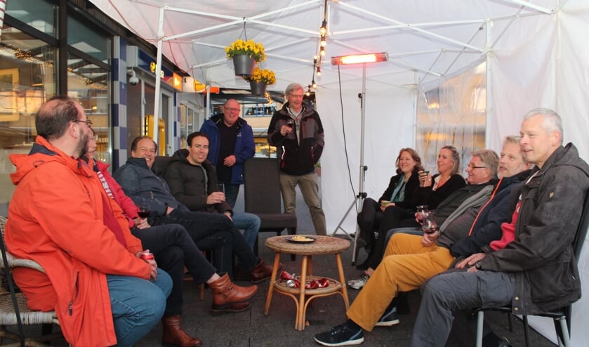 De jubilaris organiseerde op vrijdag 8 april een ‘ouderwetse borrelavond’, waardoor hij in de gelegenheid werd gesteld (veel) oudgedienden van vroeger te ontmoeten.