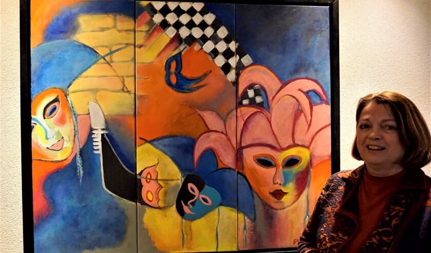 Susan bij haar abstracte werk.