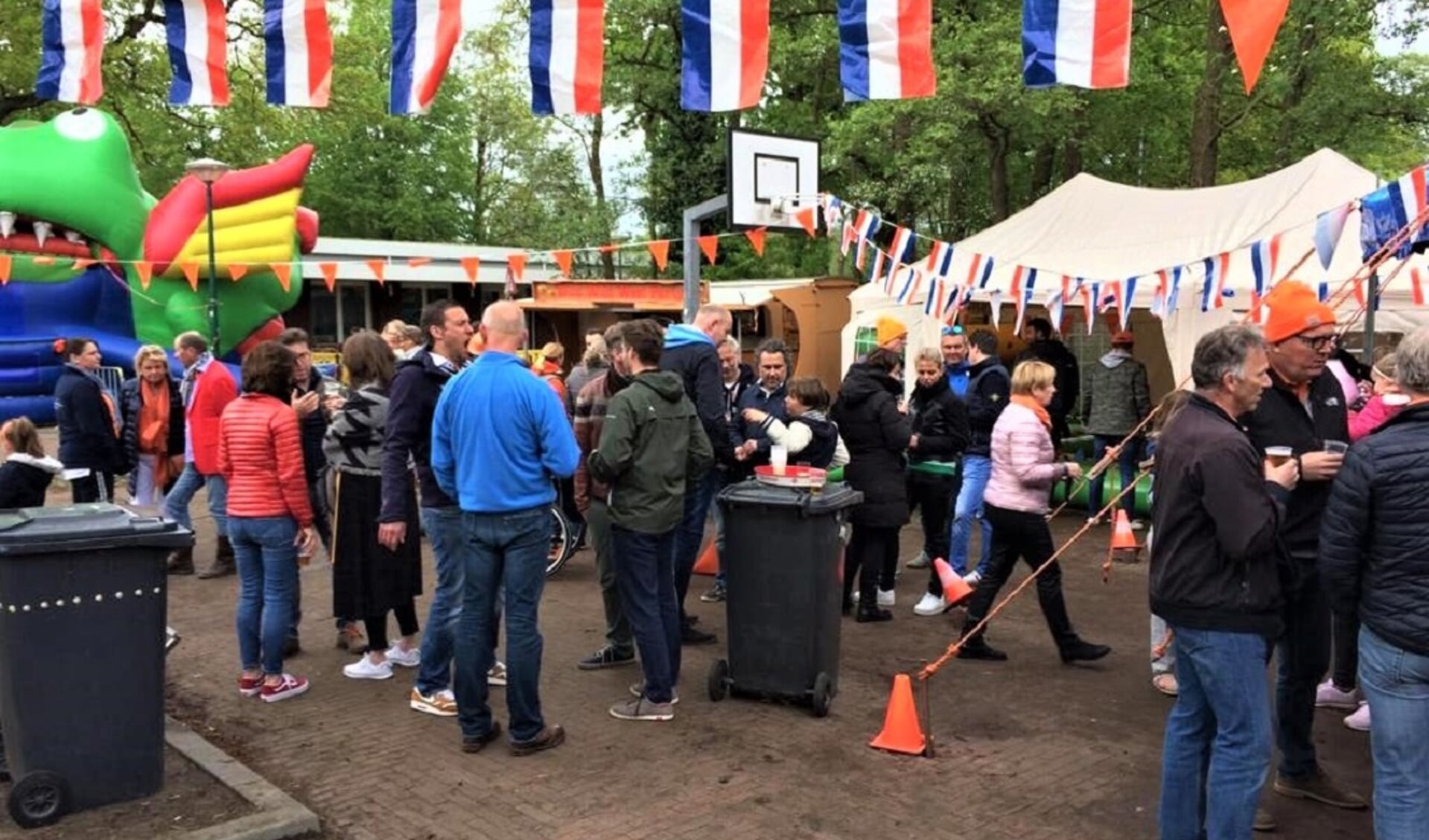 Feest op het plein voor het Dorpshuis tijdens de Koningsdag van 2019.