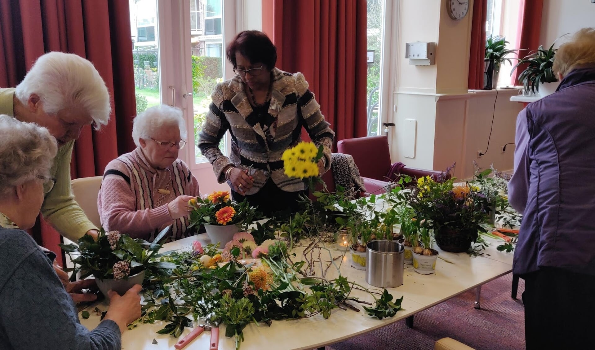 Zonnebloemgasten maken paasstukjes.