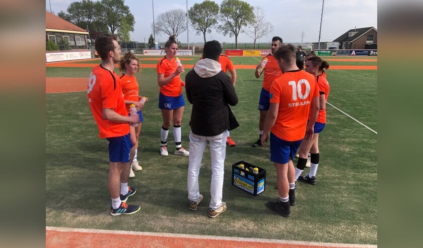 In de rust op het veld ‘ververst’ het team zich.