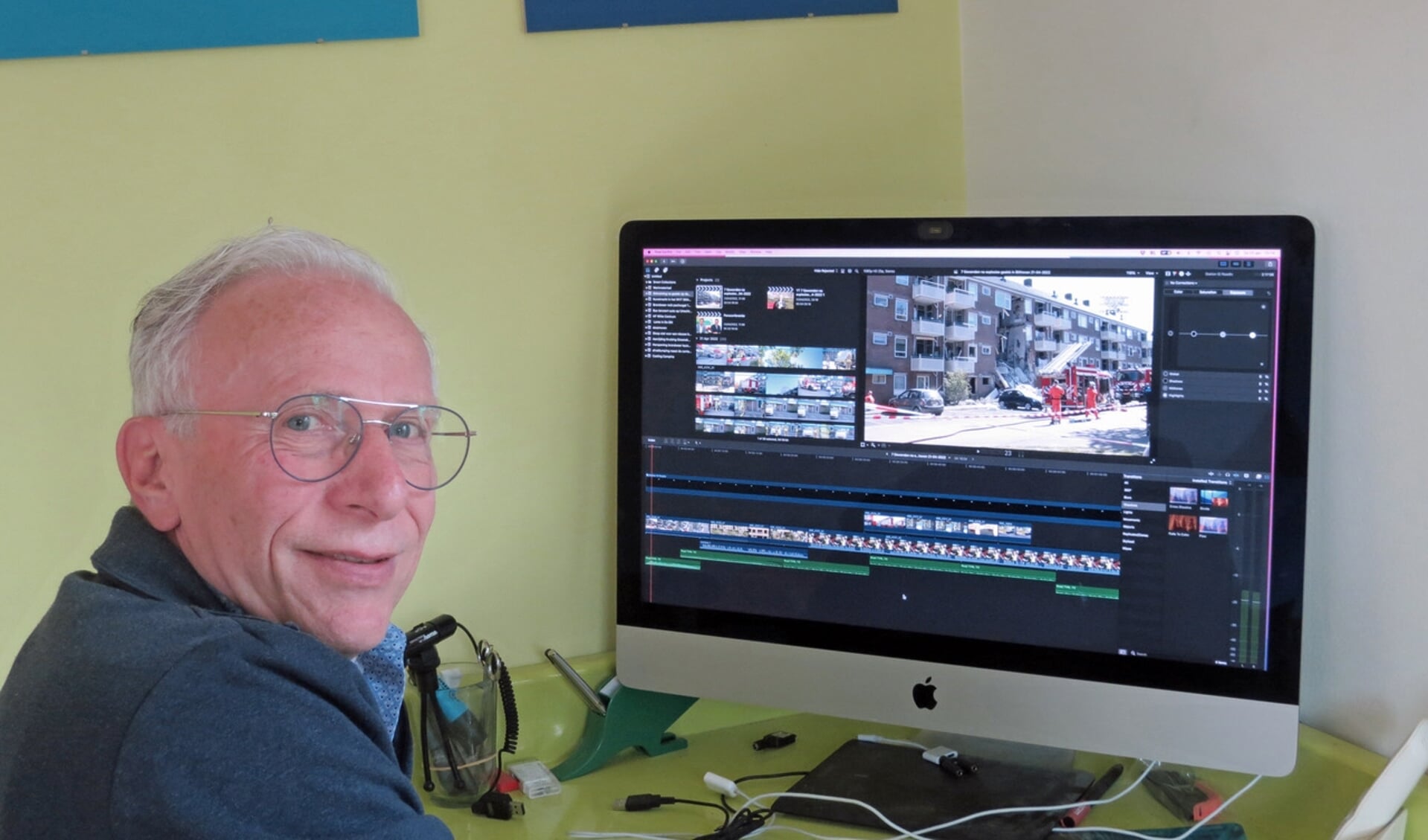 Jan-Gerrit van Wijhe laat in zijn edit-programma beelden van de ingestorte woningen zien.