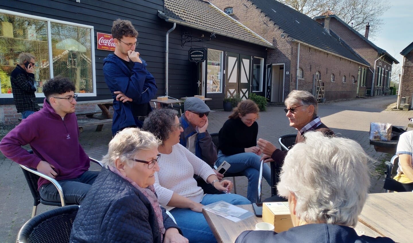 Ontmoeting met de hartsvriendinnen van haar moeder, Jannie en Anneke van der Vaart. 