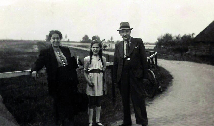 Nog onwennig aan het licht knijpt Doris Leopold haar ogen dicht. Met haar ouders loopt zij vanuit het onderduikadres terug naar Westbroek. Mei 1945.   