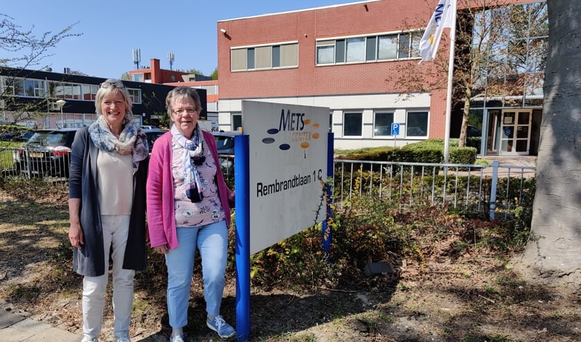 V.l.n.r. Wendy van Rijn en Alida Melkert bij het bord van het Mets Center aan de Rembrandtlaan.  