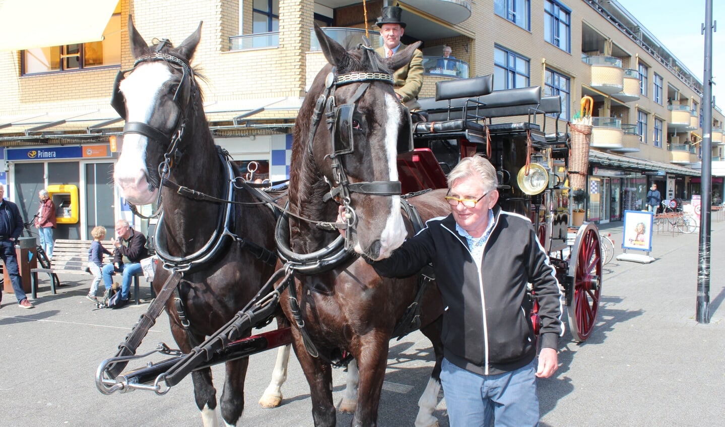 Hans werd met paard en wagen naar zijn paleisje aan het Maertensplein in Maartensdijk vervoerd. Na afloop van de rit bedankte Hans de paarden met meer dan een dankbare glimlach.