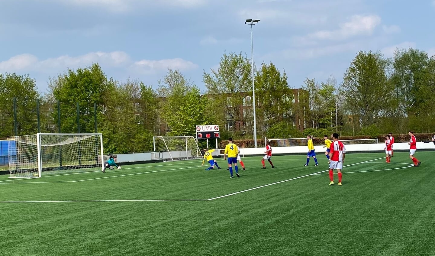 Flitsende reactie van Thijs Bosman voorkomt weer een doelpunt.