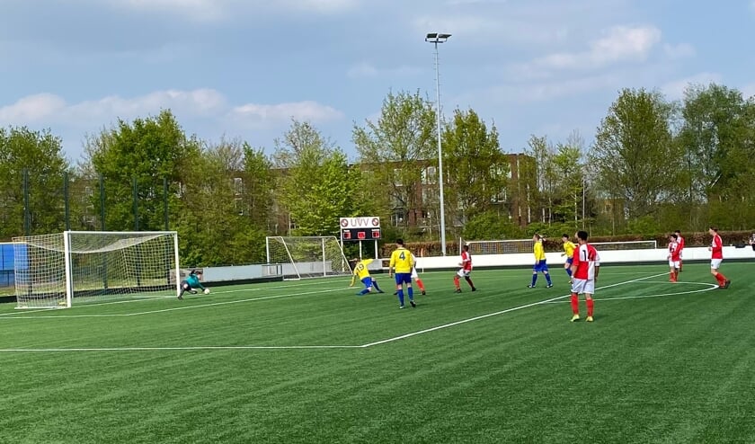 Flitsende reactie van Thijs Bosman voorkomt weer een doelpunt.
