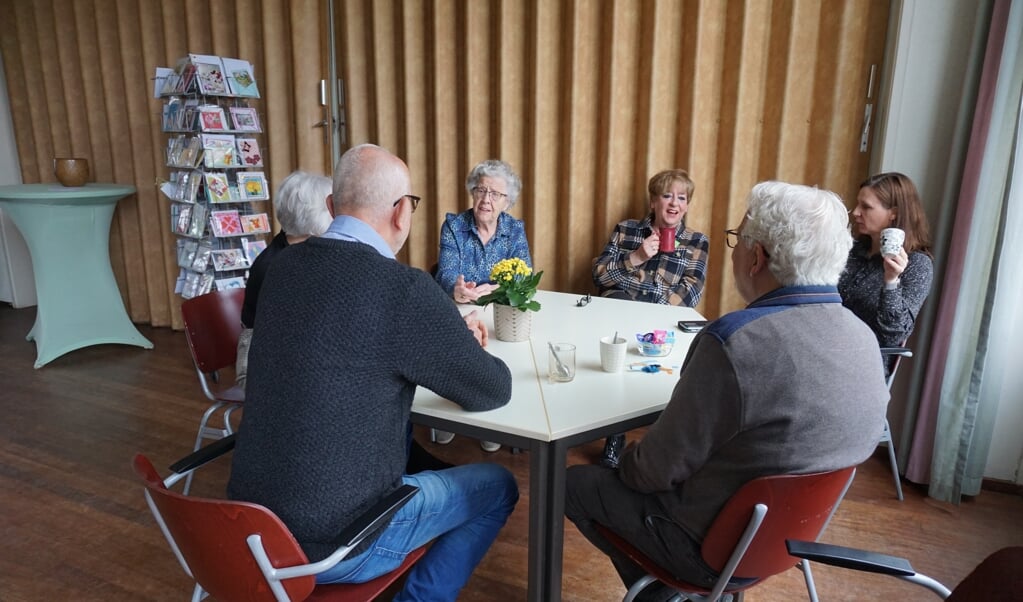 Iedere dinsdag is er gelegenheid om elkaar te ontmoeten in deze ruimte. Aanmelden kan, maar is niet noodzakelijk.