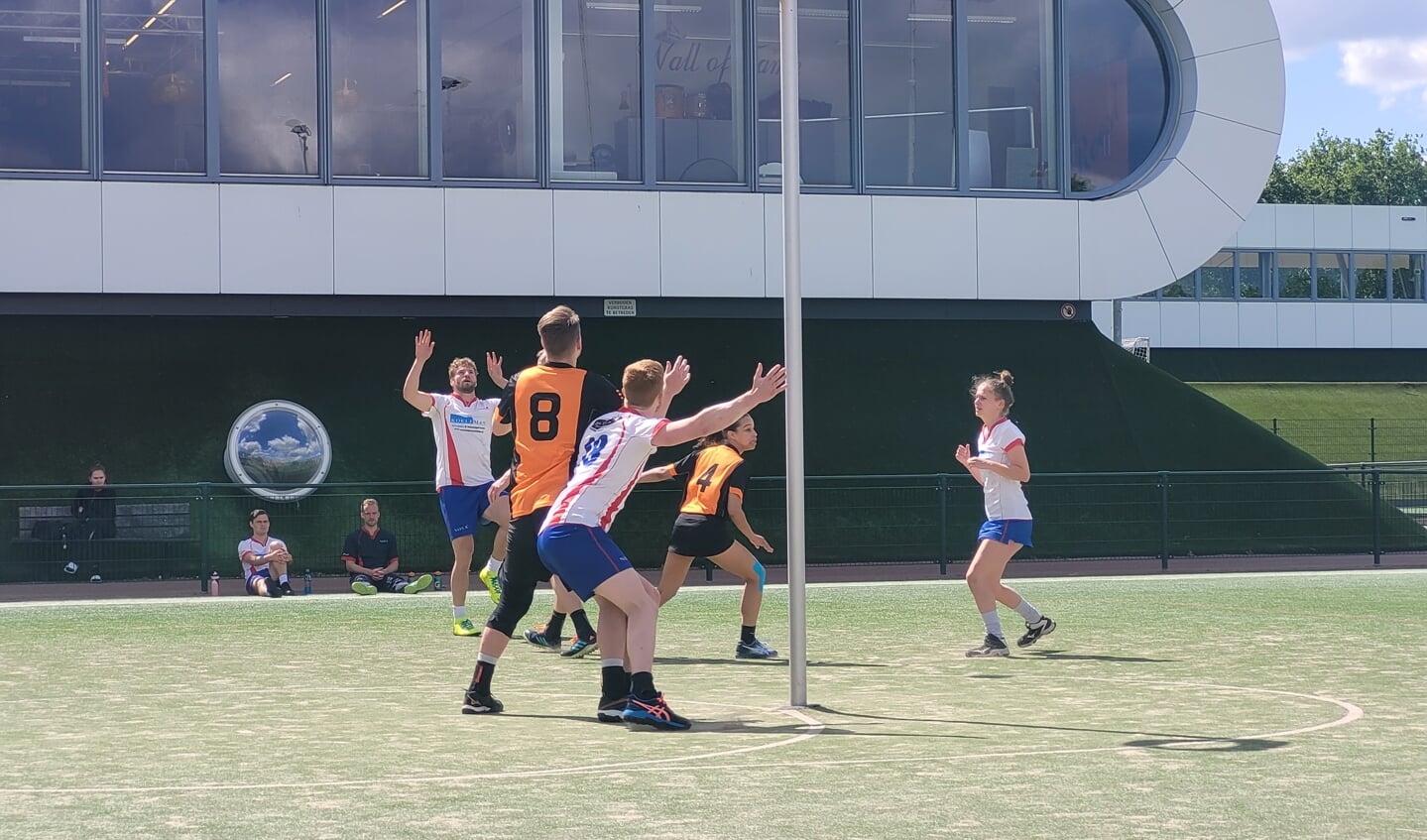 Tim Houtman, op deze foto onder de korf, maakte in de laatste seconde het winnende doelpunt.