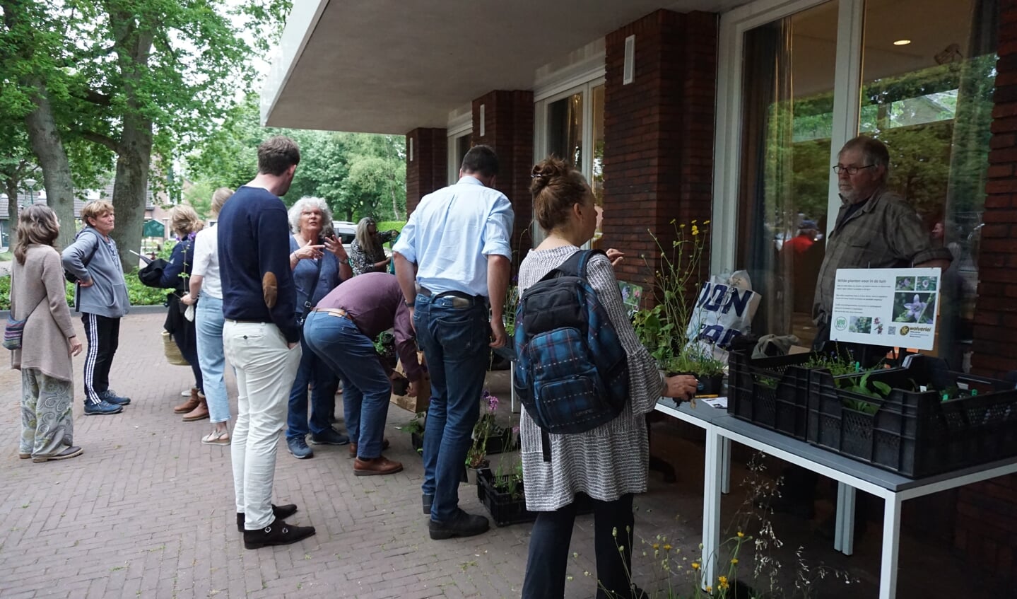 Enthousiaste bezoekers op op biodiversiteitsmarkt.