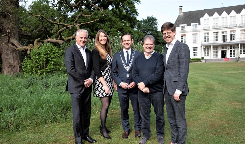 V.l.n.r. Krischan Hagedoorn (beoogd wethouder, PvdA en SP), Anne Marie 't Hart (beoogd wethouder, GroenLinks), Sjoerd Potters (burgemeester), Pim van de Veerdonk (beoogd wethouder Beter De Bilt en Bilts Belang) en Dolf Smolenaers (beoogd wethouder, D66)