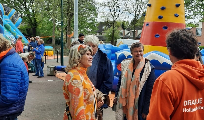 V.l.n.r. de wethouders Madeleine Bakker, Anne Brommersma en Dolf Smolenaers in gesprek met de voorzitter van het Oranjecomité Michiel Akkerman.