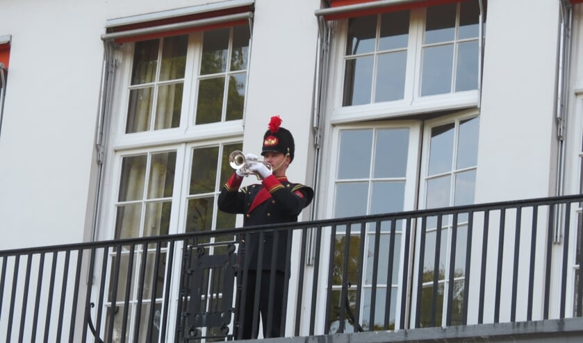 Vanaf het balkon van Jagtlust opent Guus van Wijk de plechtigheid.