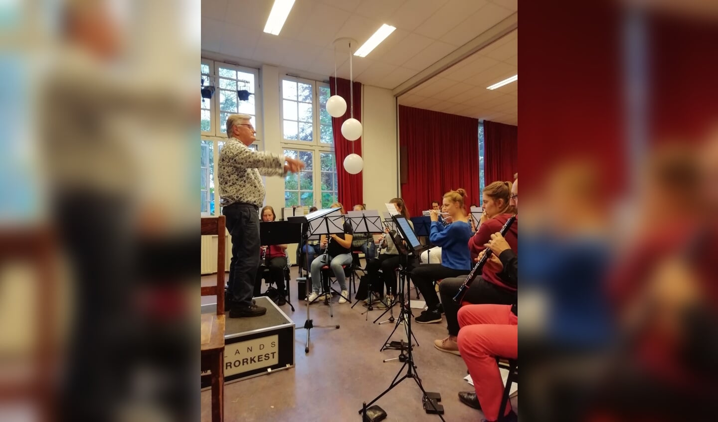 Maestro en Kapper Hans Stevens oefent.
