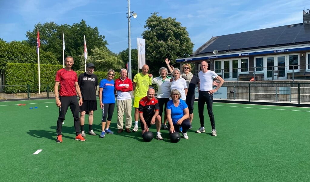 De enthousiaste groep sporters met links trainer Bart Roth.