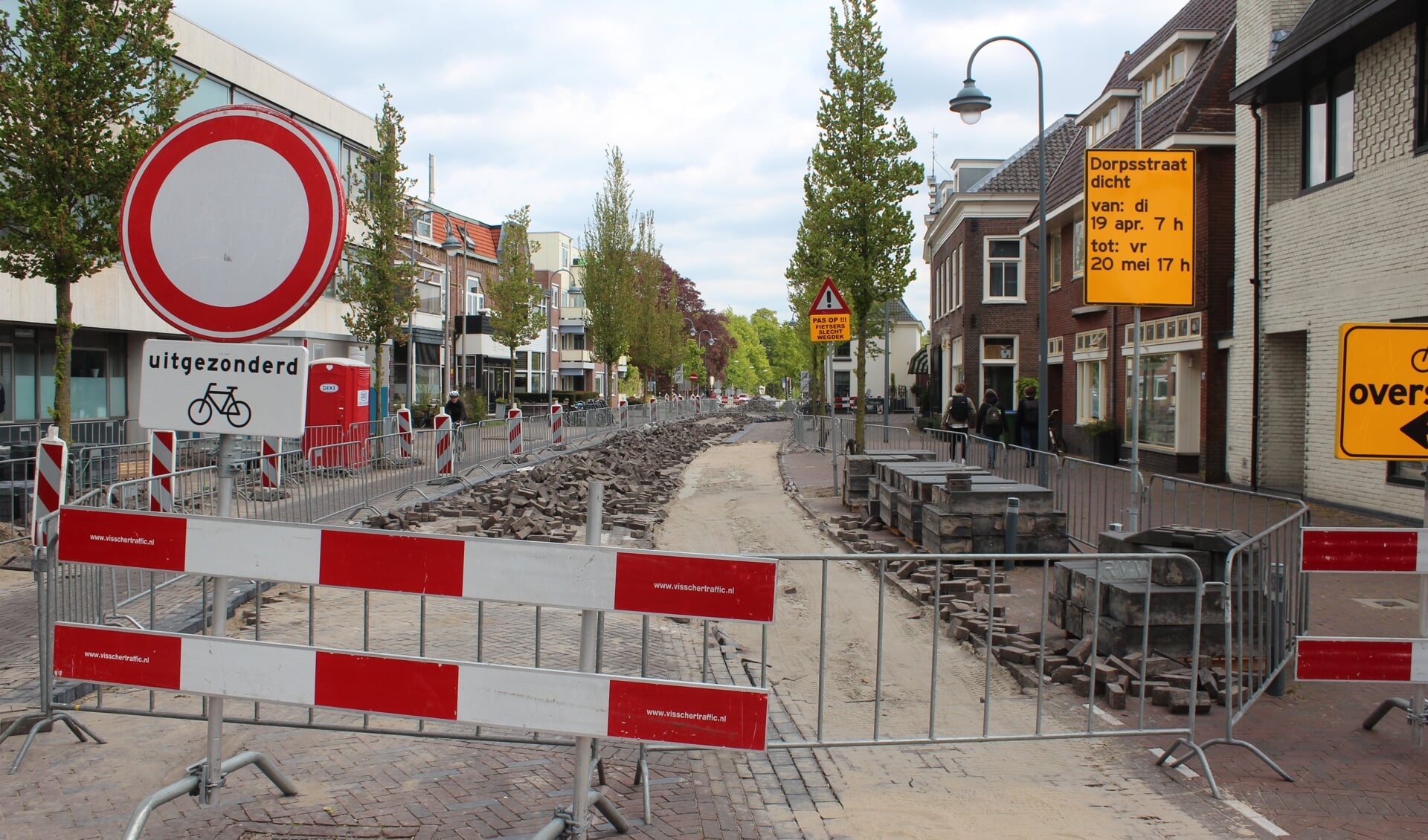 De Dorpsstraat v/h Steenstraat is afgesloten tot en met vrijdag 20 mei 17.00 uur. 