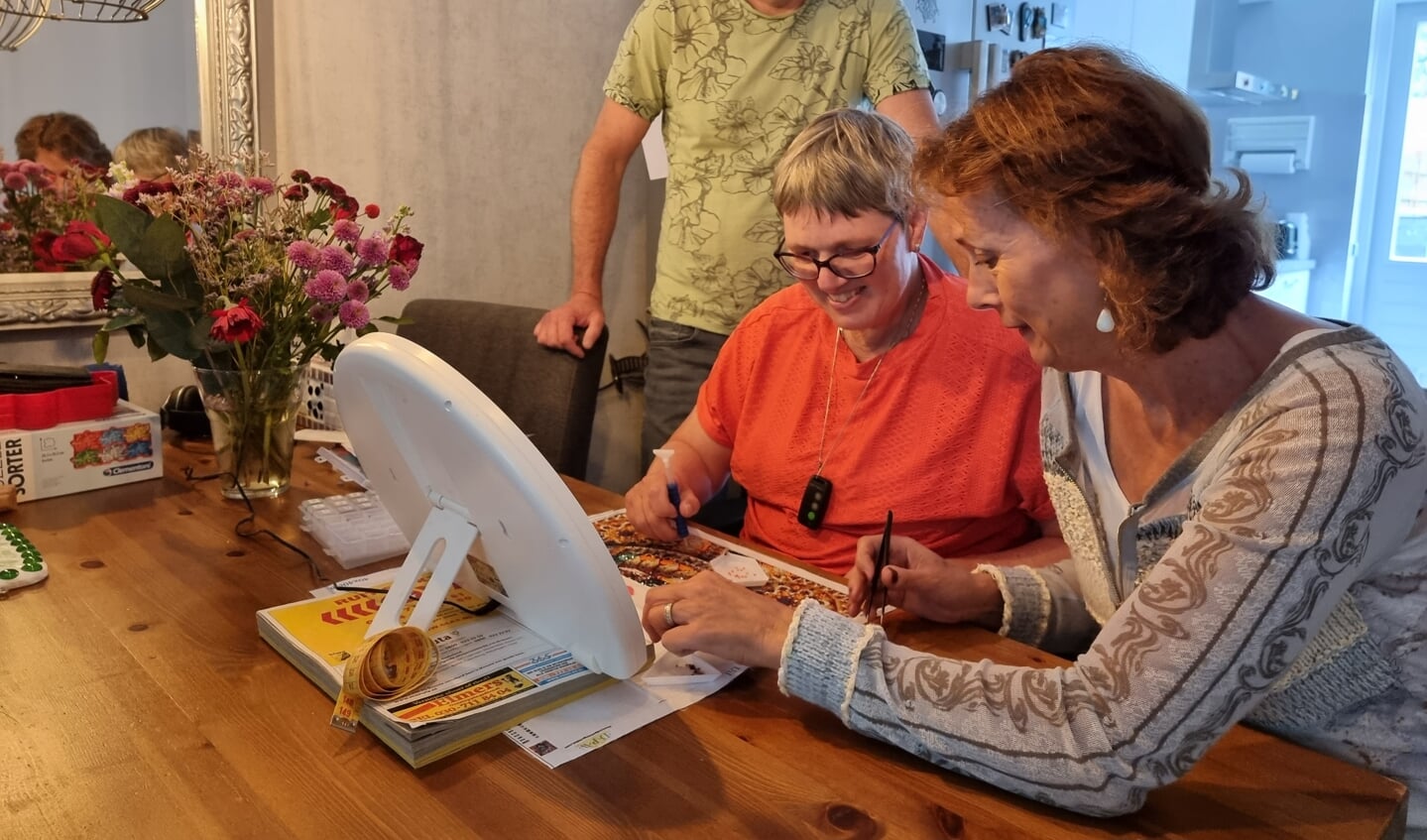 Vaak komen vrijwilligers langs voor een spelletje (v.l.n.r. Vincent, Anja en Gokie).