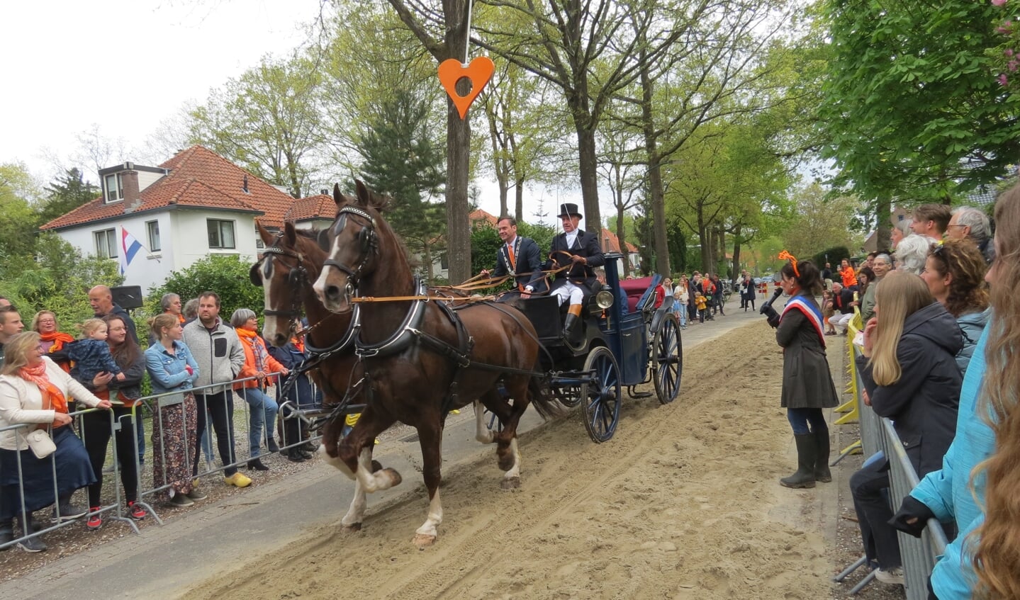 Burgemeester Sjoerd Potters aangemoedigd door reporter Phiel Plijnaar viel zelf niet in de prijzen.