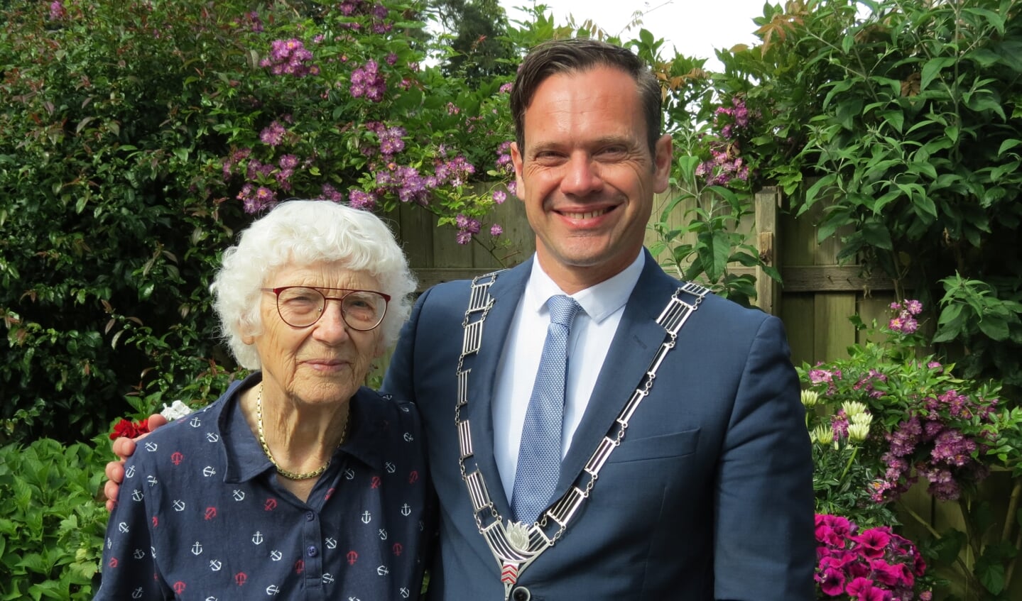 Hans Kloosterboer in de tuin met de burgemeester.