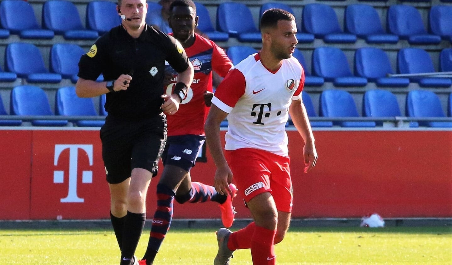 Eric van der Vaart op 17 juli 2021 in actie tijdens de wedstrijd Jong FC Utrecht tegen het Franse OSC Lille U23.